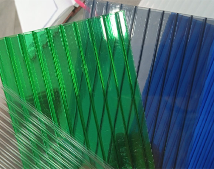 Plaques profilées en polycarbonate ondulé disponibles en plusieurs couleurs, adaptées aux toitures, bardages, lanterneaux, serres et solutions nécessitant un éclairage naturel.
